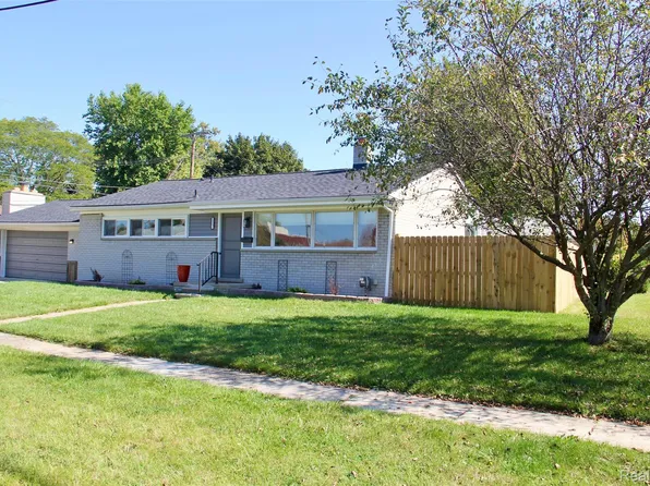22252 Dale Allen St, Clinton Township, MI 48035