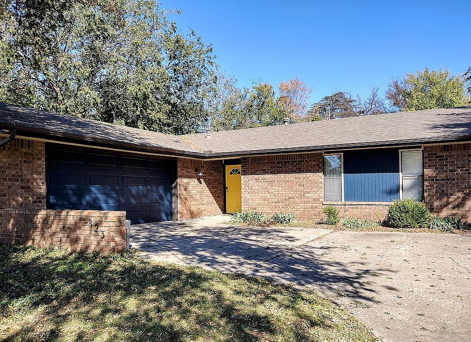 1st image of 823 Douglas Dr