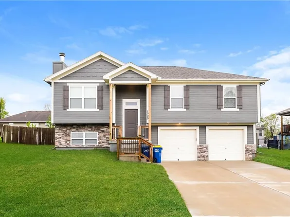 1009 Sunflower St, Smithville, MO 64089