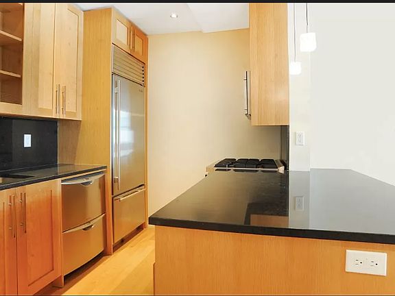 5th image of 88 Greenwich St APT 821