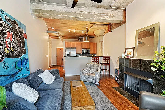 2 bed, 840 sqft, $2,300 — Photo 2