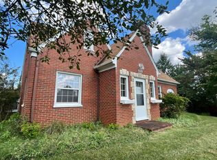 826 Red Ln, Salem, VA 24153