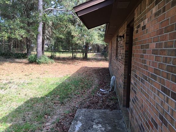 3rd image of 5592 Woodcrest Dr