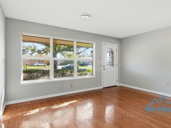 5th image of 339 Hilton Ave