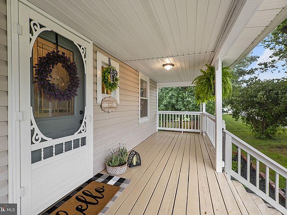 3rd image of 33 Bond Ave