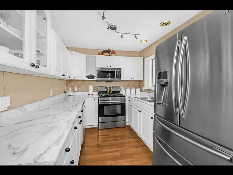 1155 James Ave — Photo 9