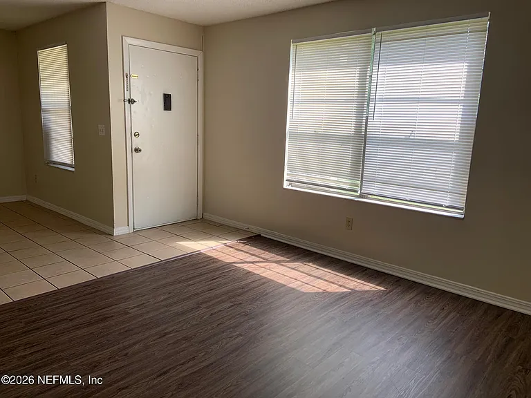 453 Bentwood Ln #B — Photo 4