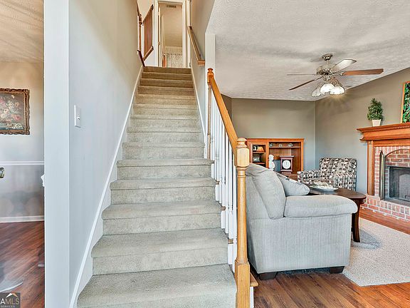 3rd image of 809 Lora Smith Rd