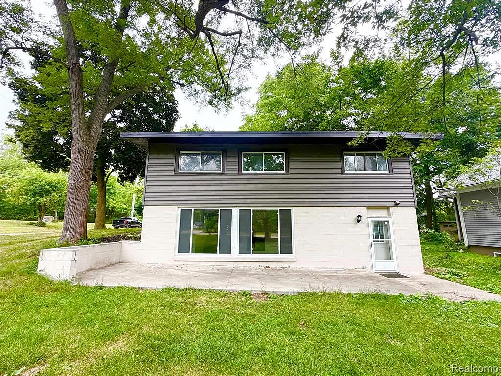 4 bed, 2.5 bath, 3712 sqft, $3,000 — Photo 4