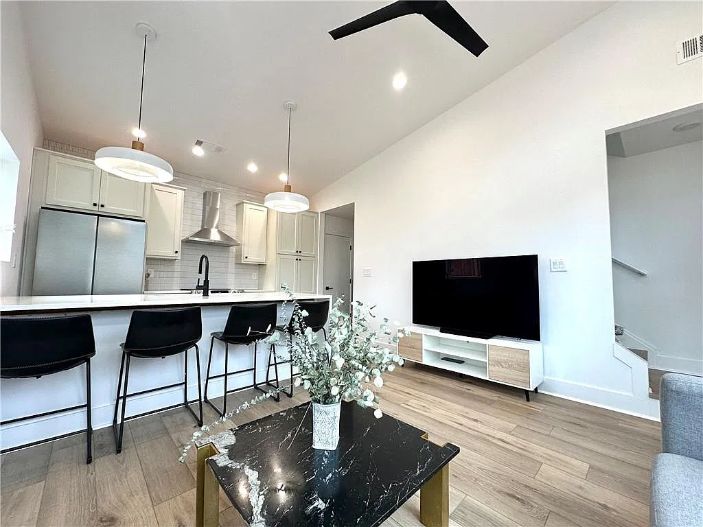 2 bed, 2.0 bath, 750 sqft, $1,800 — Photo 4