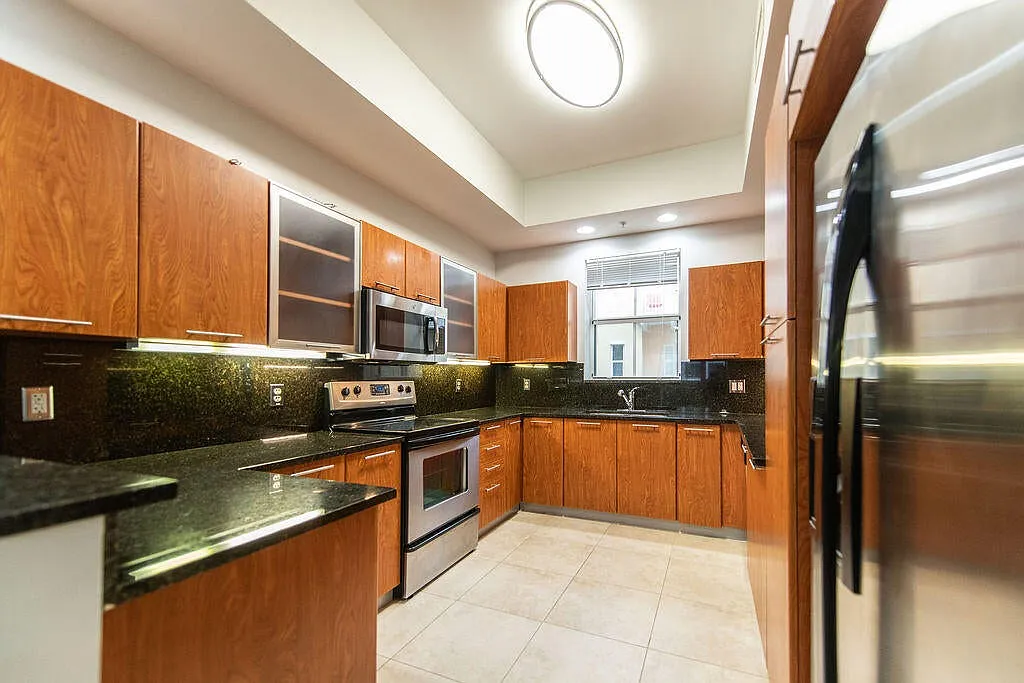 3 bed, 1952 sqft, $3,500 — Photo 2