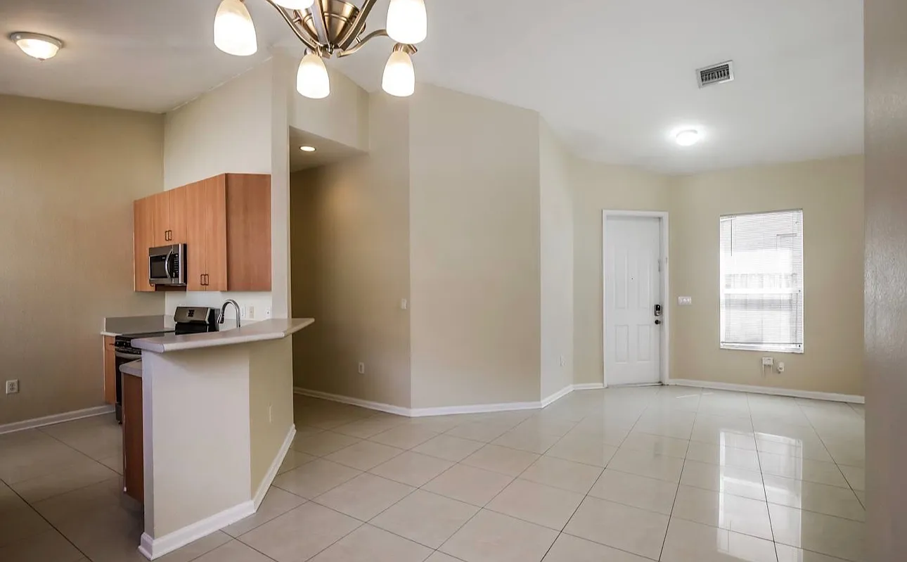 3 bed, 1643 sqft, $2,295 — Photo 2