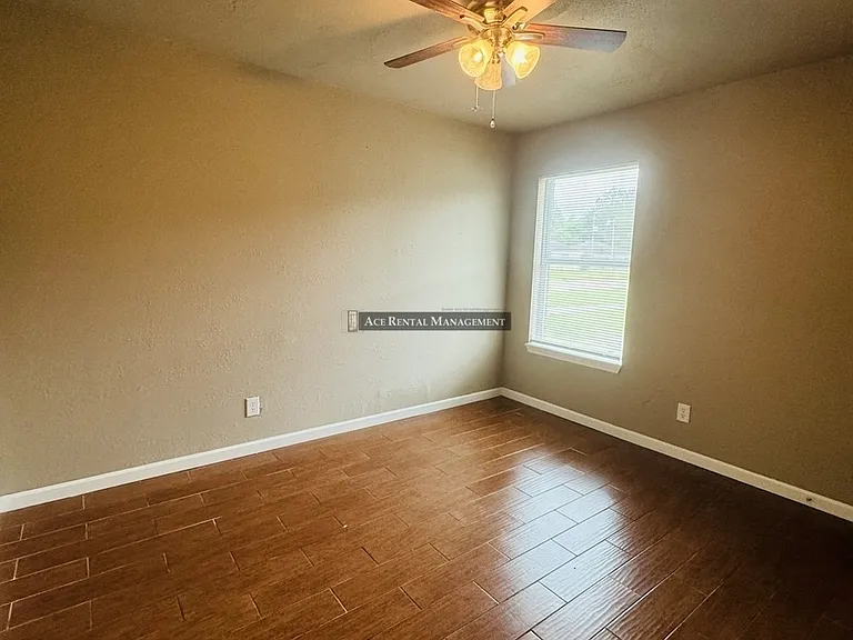 Pine Shadows Duplex Apartments — Photo 19