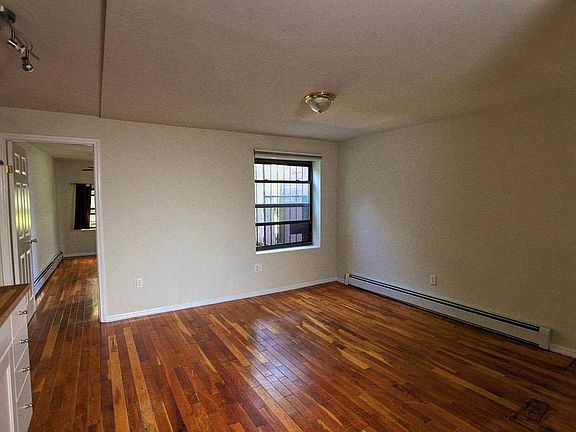 4th image of 201 Bainbridge St #1