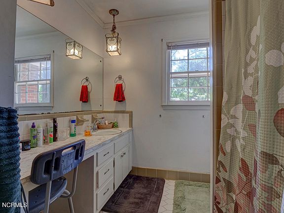 5th image of 102 Cromwell Cir