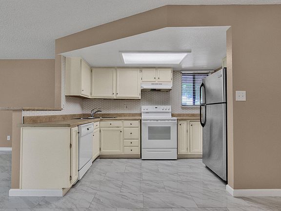 4th image of 16402 N 31st St