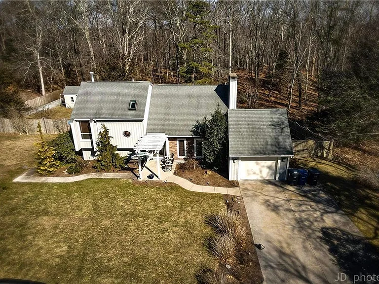 66 Newcastle Dr — Photo 32