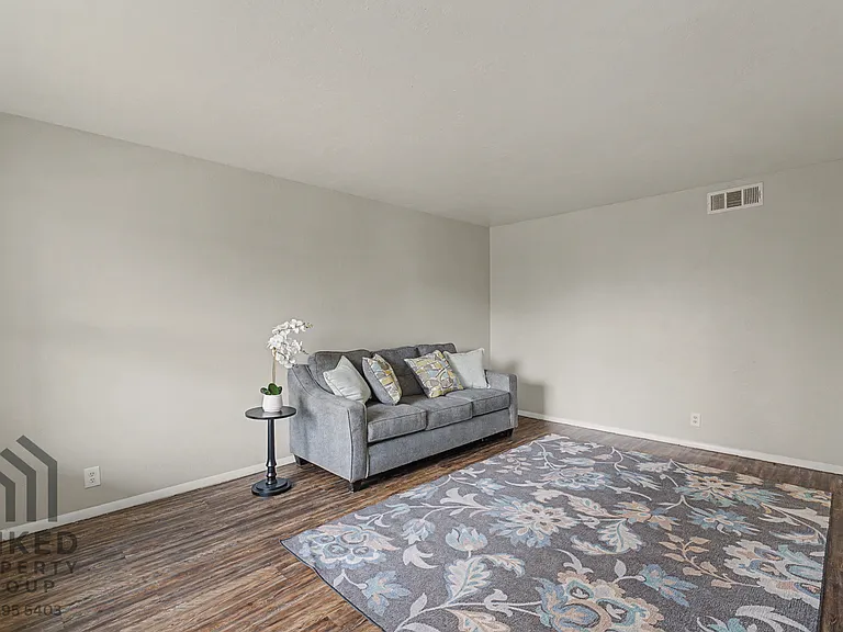 Charl Ann Apartments — Photo 9