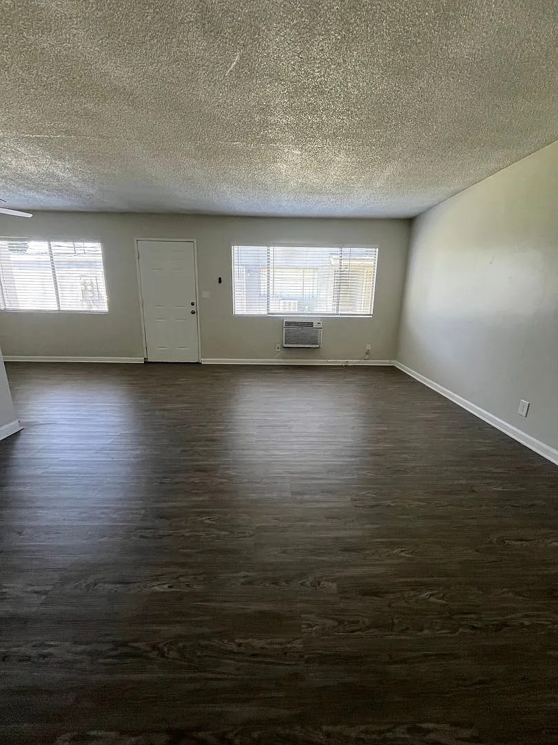 928 W Pine St — Photo 2