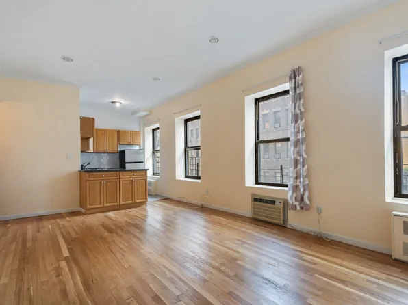 152 East 35th Street image 2 of 13