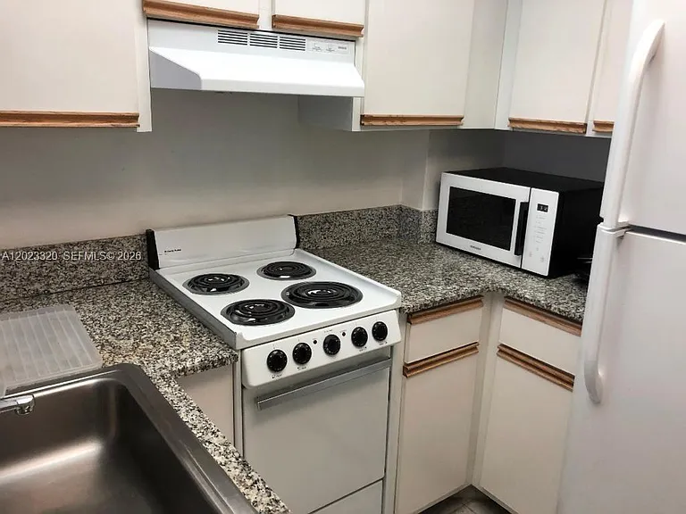 540 Brickell Key Dr #913 — Photo 6