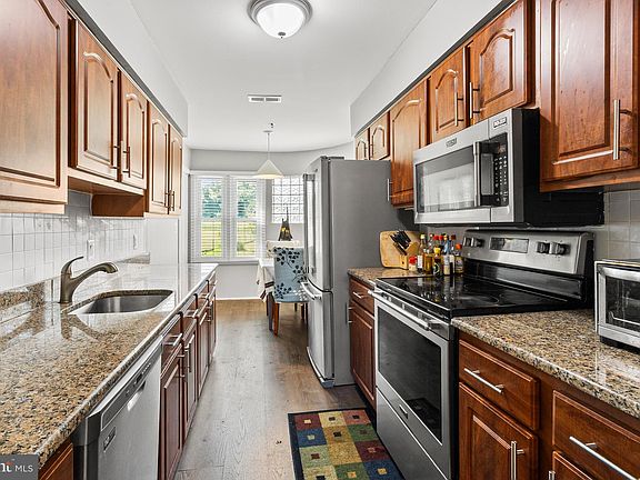 5th image of 5217 Le Parc Dr APT 5