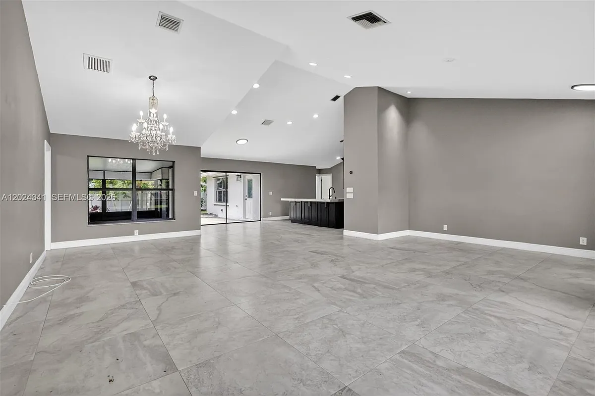 Building Photo - 9654 Sun Pointe Dr