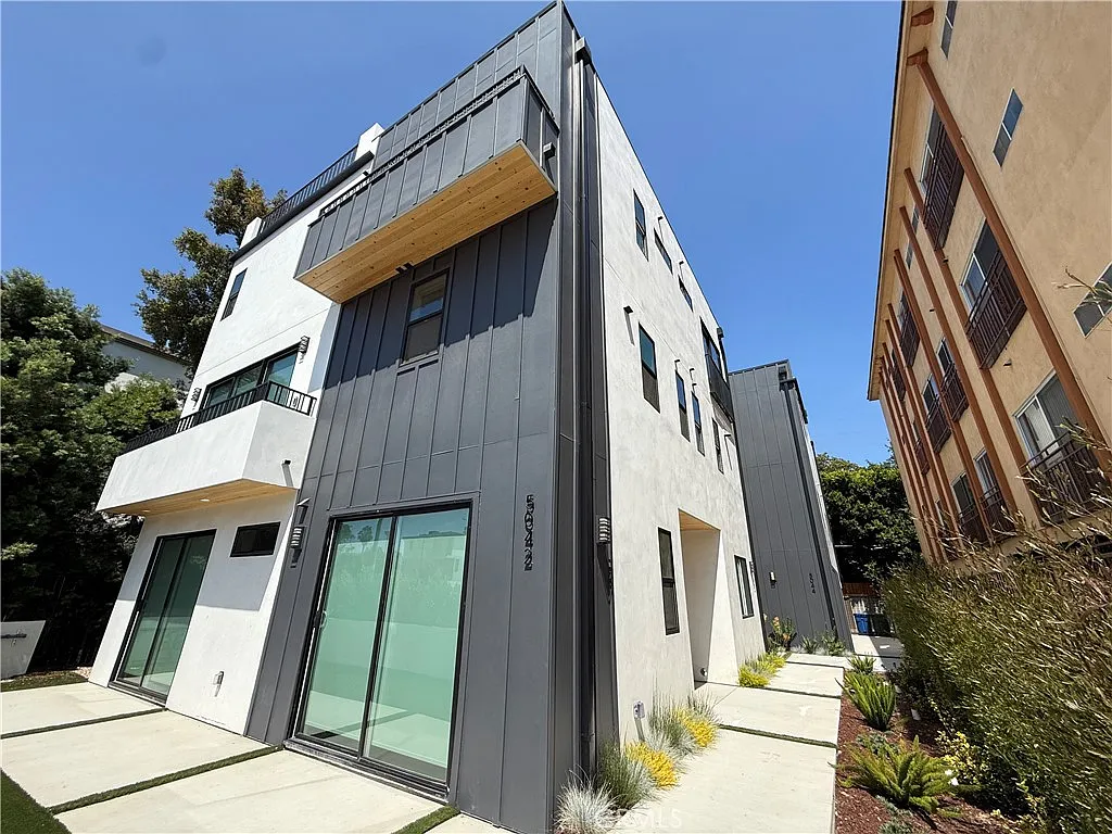 2 bed, 2.5 bath, 1300 sqft, $4,595 — Photo 1