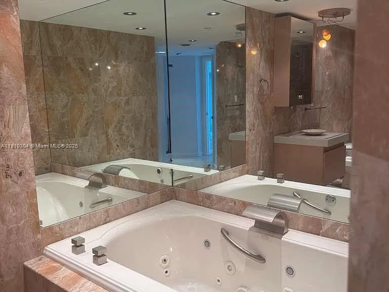 5025 Collins Ave #1602 — Photo 12