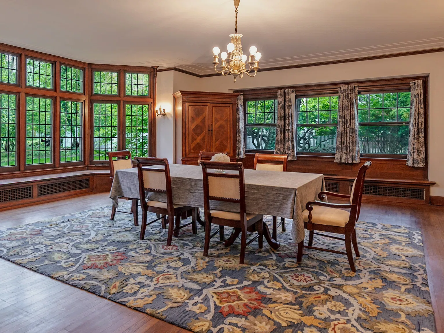 11 bed, 4.5 bath, 9000 sqft, $20,000 — Photo 3