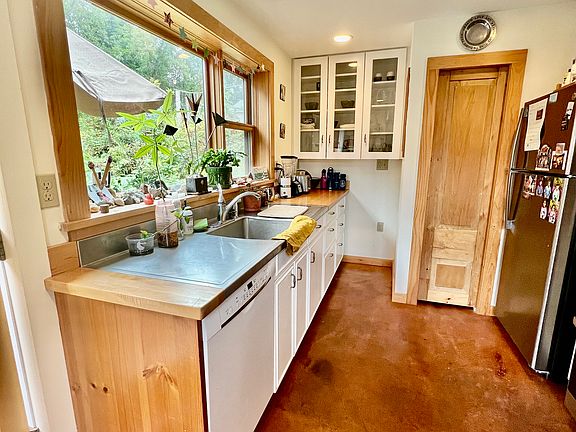 Cement floor w/radiant heat, 1/2 bath off the kitchen (pocket door)