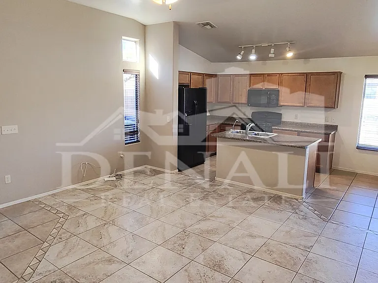 2155 E Calle Gran Desierto — Photo 4