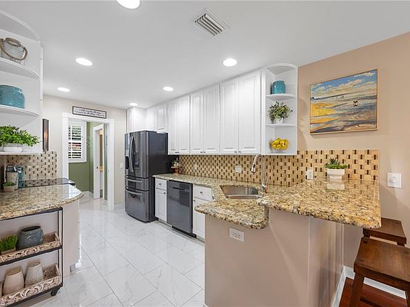 3rd image of 5561 Cove CIR