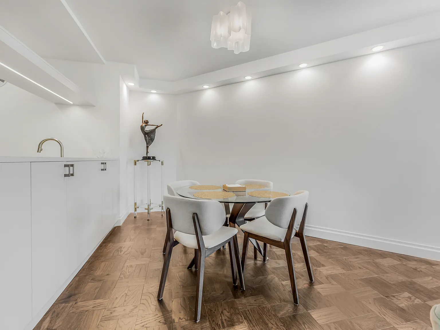 415 East 37th Street — Photo 4