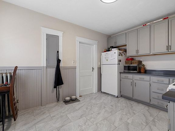 4th image of 39 Boyd St