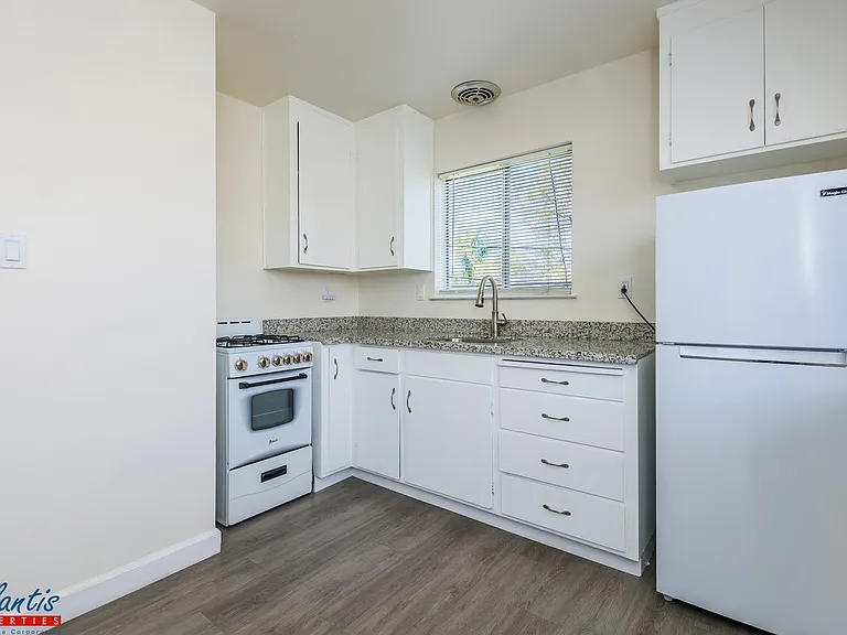 449 S Main St — Photo 3