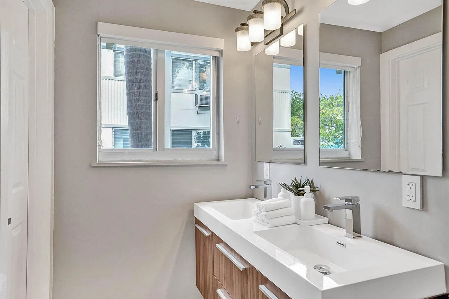 2 bed, 2.0 bath, 1076 sqft, $9,411 — Photo 4