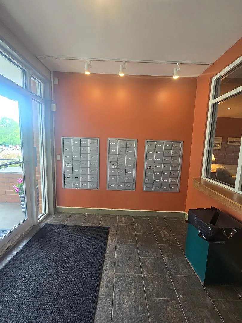 Large updated South Burlington 1 Bedroom Condo — Photo 3
