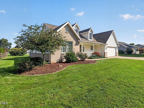 3rd image of 703 Fairway Dr