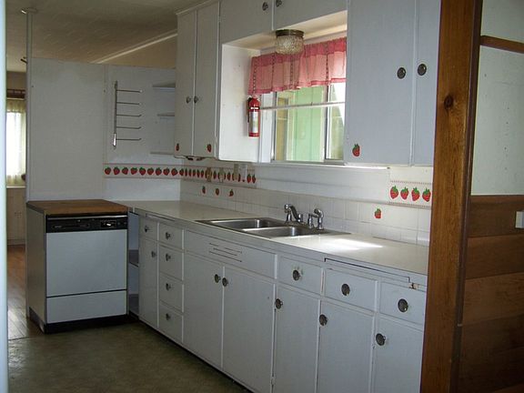 3rd image of 1204 Thomas Ave