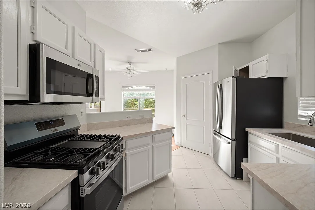 1 bed, 1.0 bath, 870 sqft, $1,185 — Photo 3