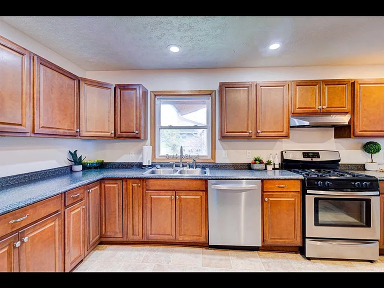 212 Westwood Dr — Photo 10