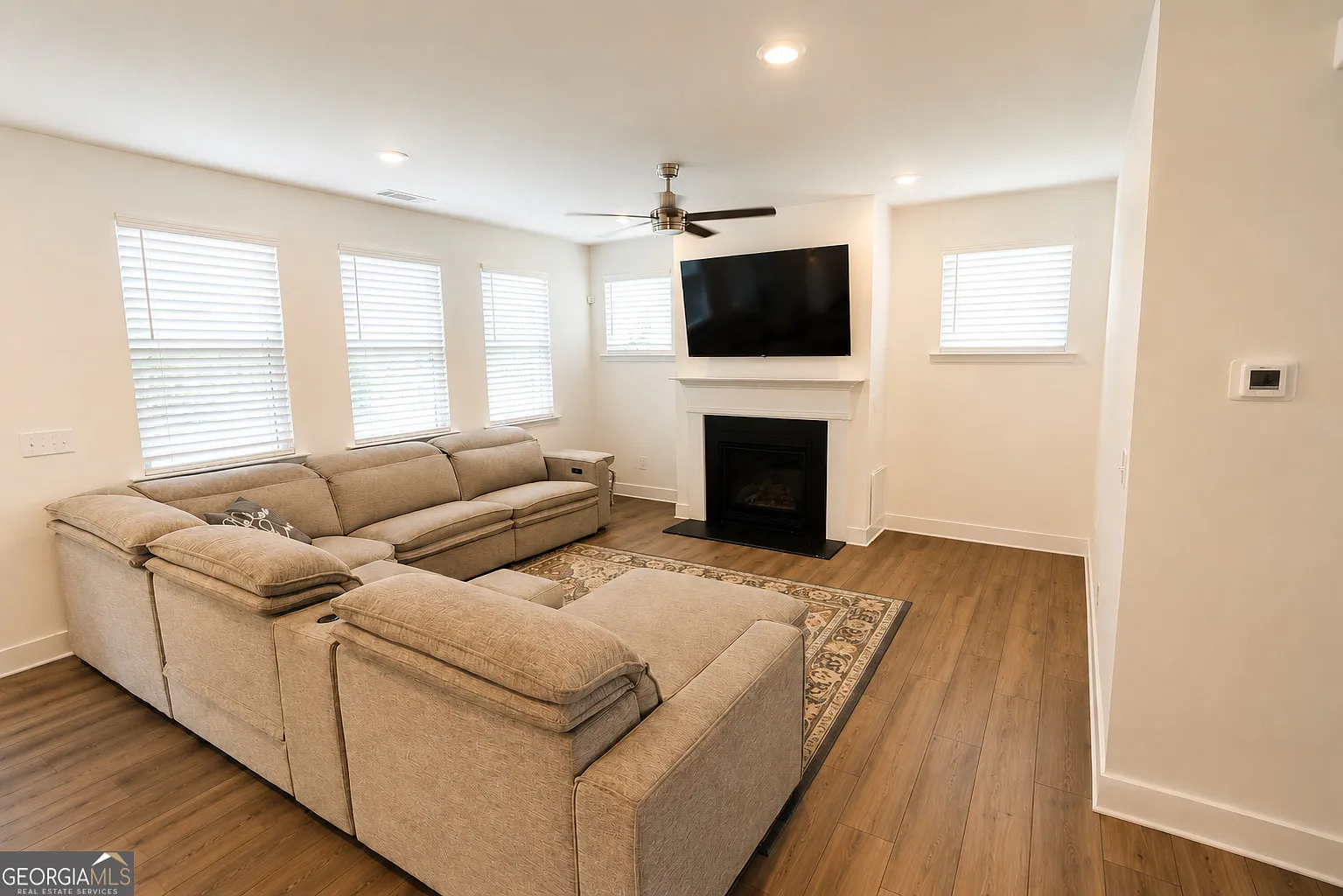 4 bed, 2.5 bath, 2823 sqft, $3,100 — Photo 2