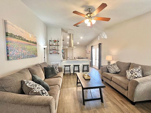 4th image of 9839 Valley Villa
