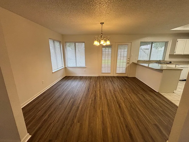 2514 Livingston Ln — Photo 7