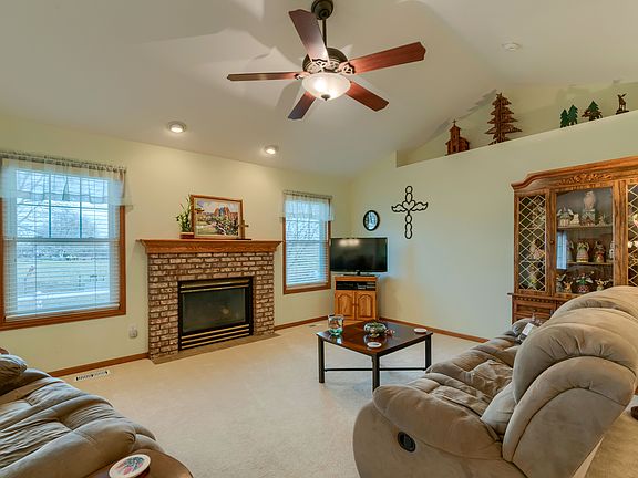 5 Living Room 1.jpg