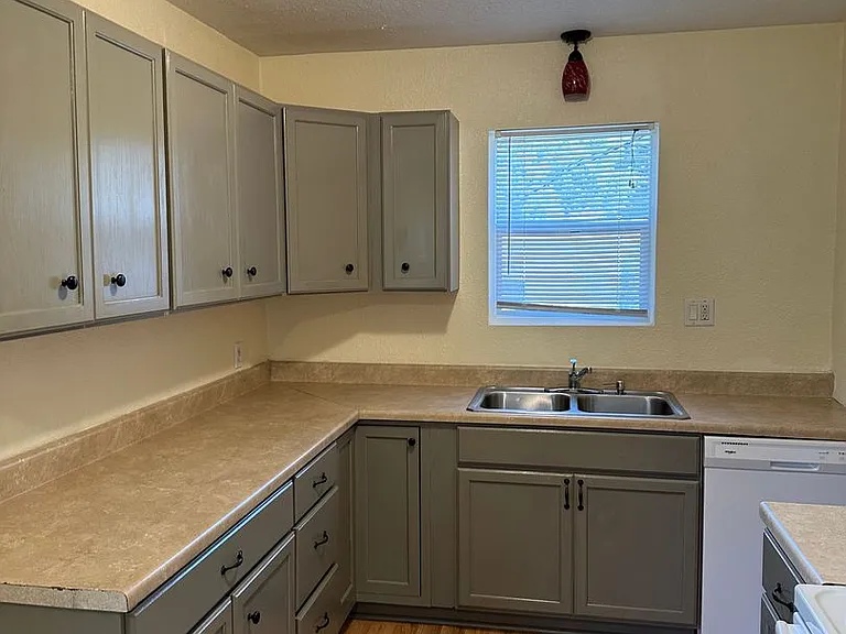 623 Terry Ave — Photo 3