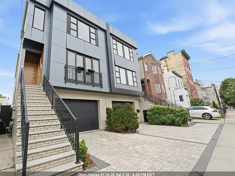 290 Griffith St #201 — Photo 1