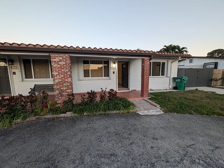 1037 SW 76th Ave — Photo 12