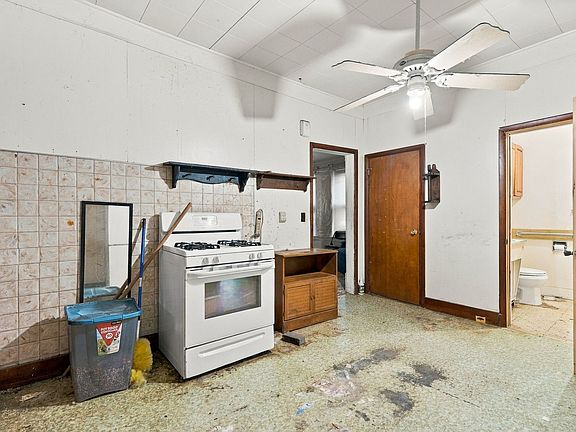 5th image of 633 Locust Pl